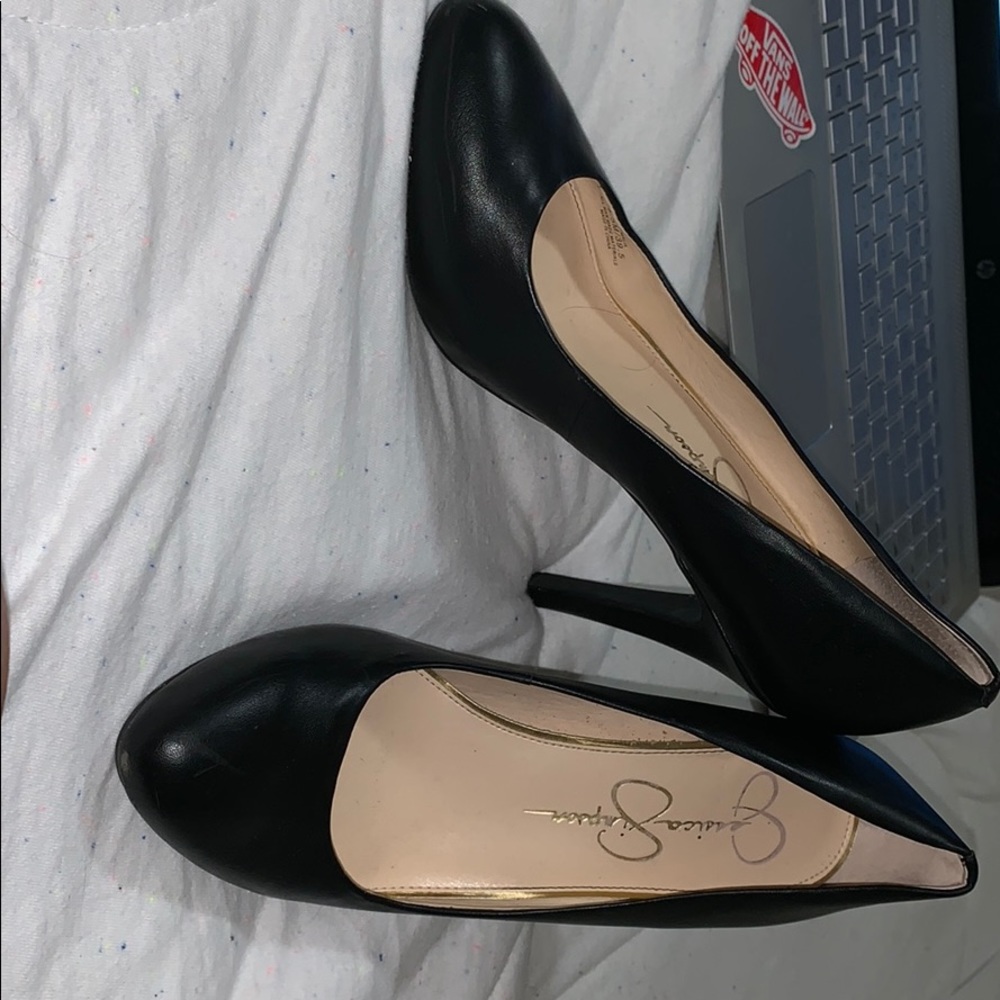 Black pumps
